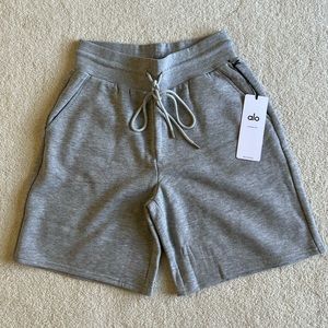 alo yoga high-waist easy sweat short in grey — size medium